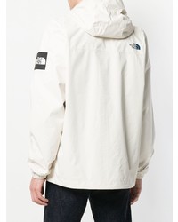 weiße Windjacke von The North Face