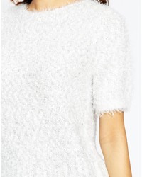 weißer flauschiger Pullover mit einem Rundhalsausschnitt