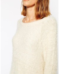 weißer flauschiger Pullover mit einem Rundhalsausschnitt