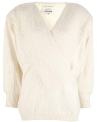weißer flauschiger Pullover mit einem V-Ausschnitt