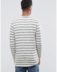 weißer horizontal gestreifter Pullover mit einem Rundhalsausschnitt