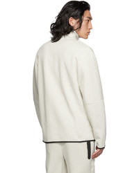 weißer Pullover mit einem Reißverschluss am Kragen von Nike