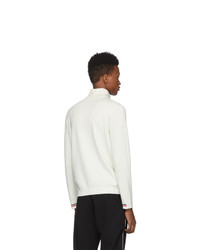 weißer Pullover mit einem Reißverschluss am Kragen von Moncler