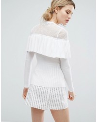 weißer Pullover mit einem Rundhalsausschnitt mit Rüschen