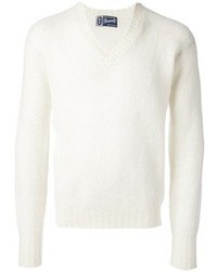 weißer Pullover mit einem V-Ausschnitt