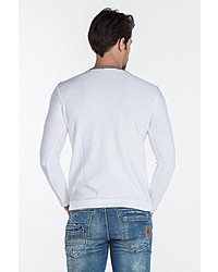 weißer Pullover mit einem V-Ausschnitt von Cipo & Baxx