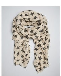 weißer Schal mit Sternenmuster