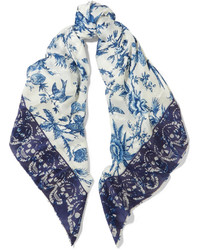 weißer und blauer bedruckter Schal