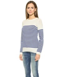 weißer und blauer horizontal gestreifter Pullover mit einem Rundhalsausschnitt von Chinti and Parker