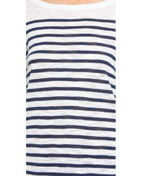 weißer und dunkelblauer horizontal gestreifter Pullover mit einem Rundhalsausschnitt von Feel The Piece
