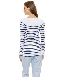 weißer und dunkelblauer horizontal gestreifter Pullover mit einem Rundhalsausschnitt