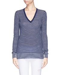 weißer und dunkelblauer horizontal gestreifter Pullover mit einem V-Ausschnitt