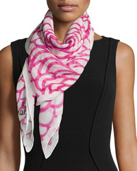 weißer und rosa bedruckter Schal