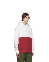 weißer und roter Pullover mit einem Kapuze von VISVIM