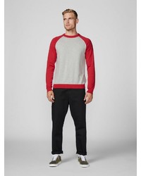 weißer und roter Pullover mit einem Rundhalsausschnitt von Produkt