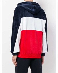 weißer und roter und dunkelblauer Pullover mit einem Kapuze von Fila