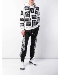 weißer und schwarzer bedruckter Pullover mit einem Kapuze von Haculla
