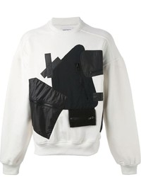 weißer und schwarzer bedruckter Pullover mit einem Rundhalsausschnitt