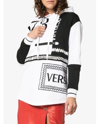 weißer und schwarzer bedruckter Pullover mit einer Kapuze von Versace