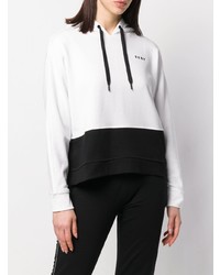 weißer und schwarzer bedruckter Pullover mit einer Kapuze von DKNY