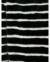 weißer und schwarzer horizontal gestreifter Mantel