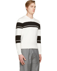 weißer und schwarzer horizontal gestreifter Pullover mit einem Rundhalsausschnitt von Kris Van Assche