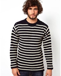 weißer und schwarzer horizontal gestreifter Pullover mit einem Rundhalsausschnitt