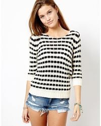 weißer und schwarzer Pullover mit einem Rundhalsausschnitt mit geometrischen Mustern