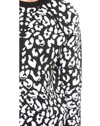 weißer und schwarzer Pullover mit einem Rundhalsausschnitt mit Leopardenmuster von Torn By Ronny Kobo