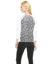 weißer und schwarzer Pullover mit einem Rundhalsausschnitt mit Leopardenmuster von Rebecca Minkoff