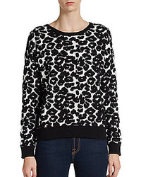 weißer und schwarzer Pullover mit Leopardenmuster