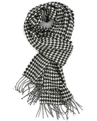 weißer und schwarzer Schal mit Hahnentritt-Muster