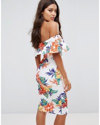 weißes bedrucktes schulterfreies Kleid von PrettyLittleThing