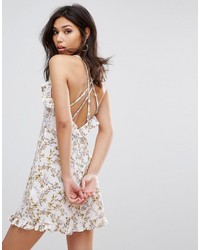 weißes bedrucktes schwingendes Kleid von PrettyLittleThing