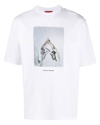 weißes bedrucktes T-Shirt mit einem Rundhalsausschnitt von A BETTER MISTAKE