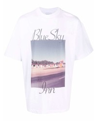 weißes bedrucktes T-Shirt mit einem Rundhalsausschnitt von BLUE SKY INN