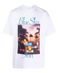 weißes bedrucktes T-Shirt mit einem Rundhalsausschnitt von BLUE SKY INN