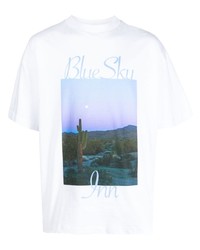 weißes bedrucktes T-Shirt mit einem Rundhalsausschnitt von BLUE SKY INN