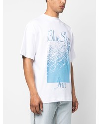 weißes bedrucktes T-Shirt mit einem Rundhalsausschnitt von BLUE SKY INN