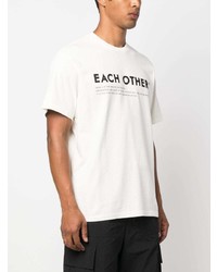 weißes bedrucktes T-Shirt mit einem Rundhalsausschnitt von Each X Other