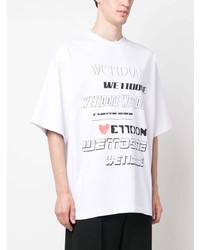 weißes bedrucktes T-Shirt mit einem Rundhalsausschnitt von We11done