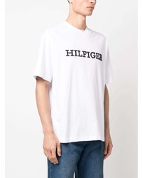 weißes bedrucktes T-Shirt mit einem Rundhalsausschnitt von Tommy Hilfiger