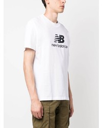 weißes bedrucktes T-Shirt mit einem Rundhalsausschnitt von New Balance