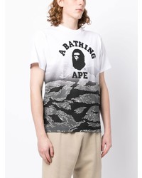 weißes bedrucktes T-Shirt mit einem Rundhalsausschnitt von A Bathing Ape