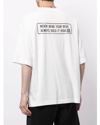 weißes bedrucktes T-Shirt mit einem Rundhalsausschnitt von Maison Mihara Yasuhiro