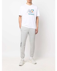 weißes bedrucktes T-Shirt mit einem Rundhalsausschnitt von New Balance