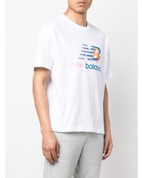 weißes bedrucktes T-Shirt mit einem Rundhalsausschnitt von New Balance