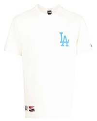 weißes bedrucktes T-Shirt mit einem Rundhalsausschnitt von New Era Cap