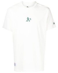 weißes bedrucktes T-Shirt mit einem Rundhalsausschnitt von New Era Cap