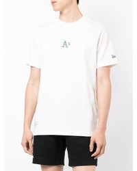 weißes bedrucktes T-Shirt mit einem Rundhalsausschnitt von New Era Cap